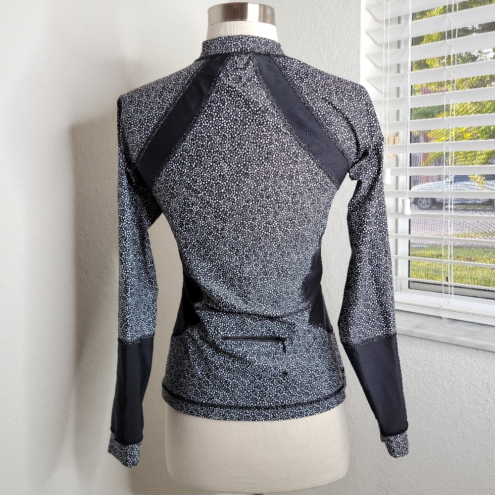 LULULEMON Suns Out Rash Guard 6. - Picture 7 of 11
